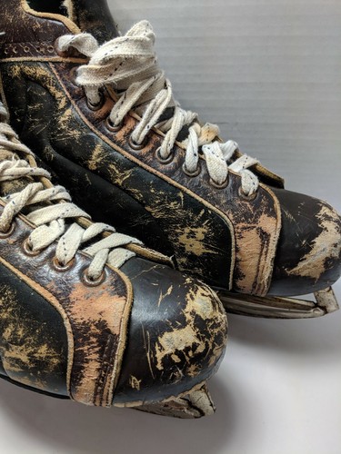Vintage Bauer LEATHER ICE HOCKEY SKATES Sz 10 1960s NICE! Decorating Cottage Men