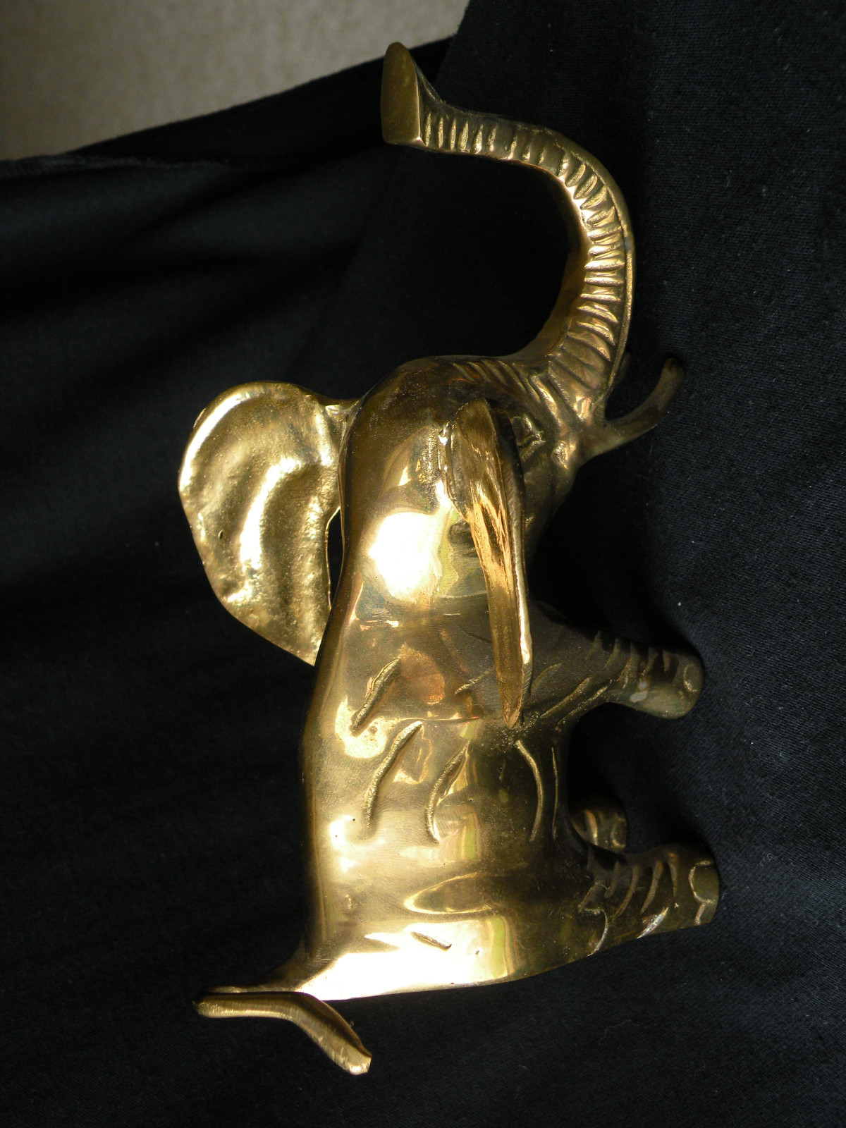 Solid BRASS ELEPHANT, SITTING WITH TRUNK UP, made India nice detail abt 7