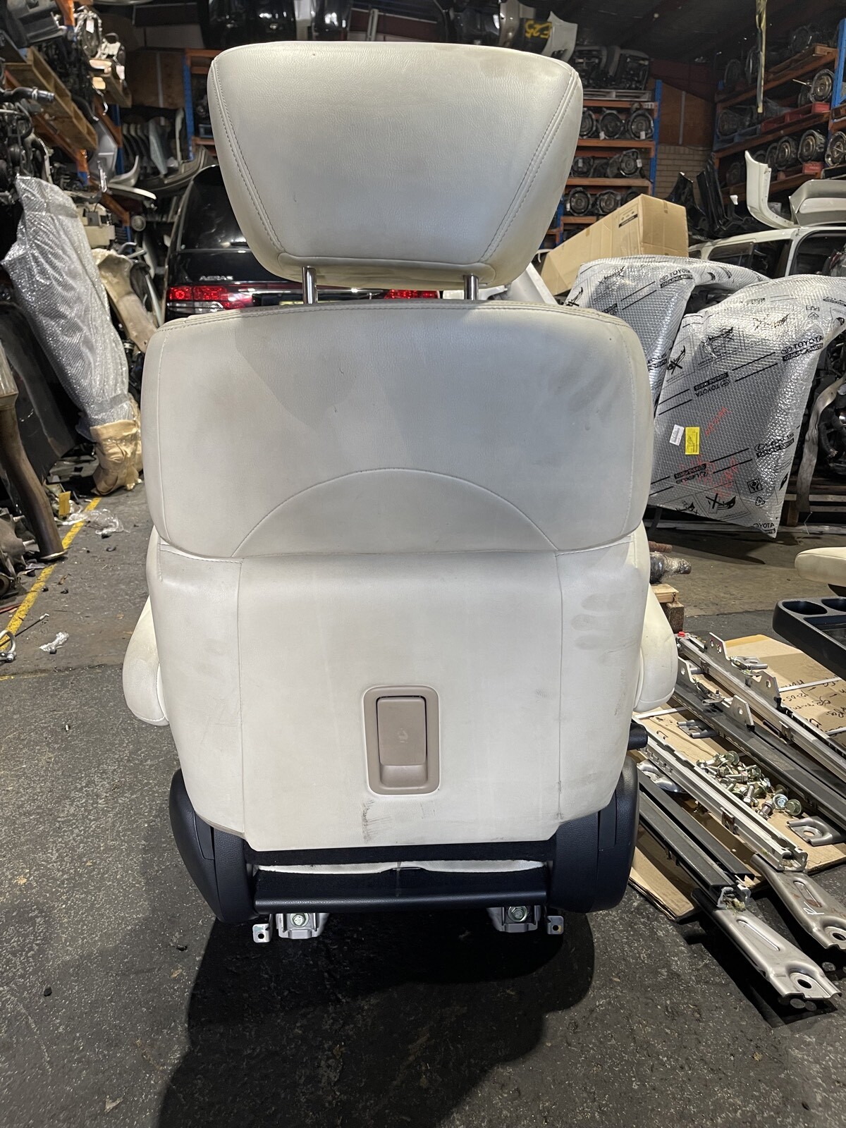 NISSAN ELGRAND E52 SECOND ROW L AND R SEATS WITH RAILINGS AND BRACKETS - thumbnail 6