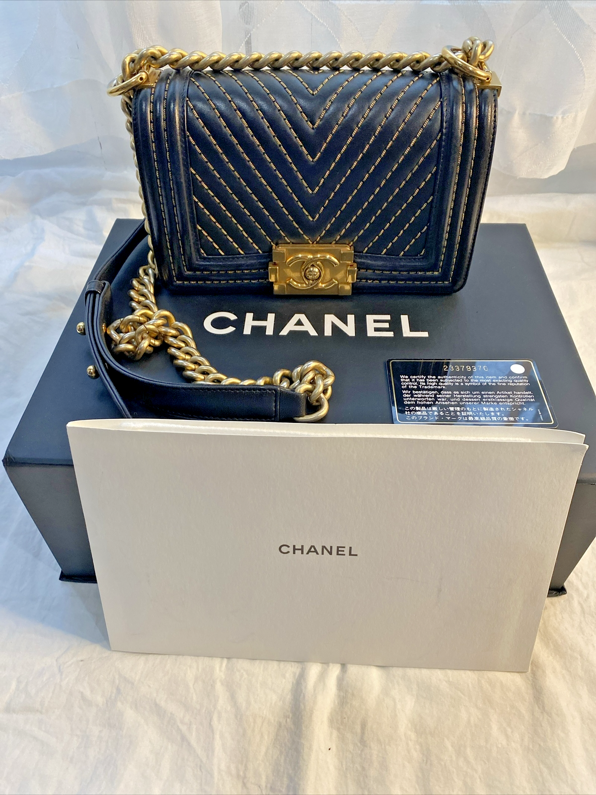 ショルダーバッグ・ポシェット × ヴィンテージ(中古) Chanel Chevron Boy Bag Small Chanel Boy Chevron Black Gold Hw Small Chain Crossbody Flap