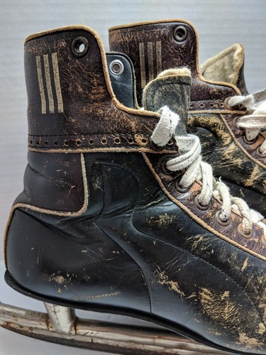 Vintage Bauer LEATHER ICE HOCKEY SKATES Sz 10 1960s NICE! Decorating Cottage Men