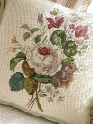 14'' Beautiful Royal Home Decor White Rose Bunch Tiny Point Needlepoint Pillow
