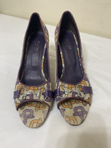 GUCCI Multicolor satin rhinestone horsebit Peep toe heels