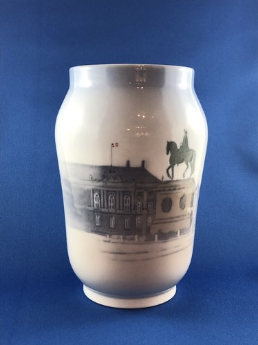 Royal Copenhagen Vase 4566  Statue Of Hoejbro Square Copenhagen 6 3/4