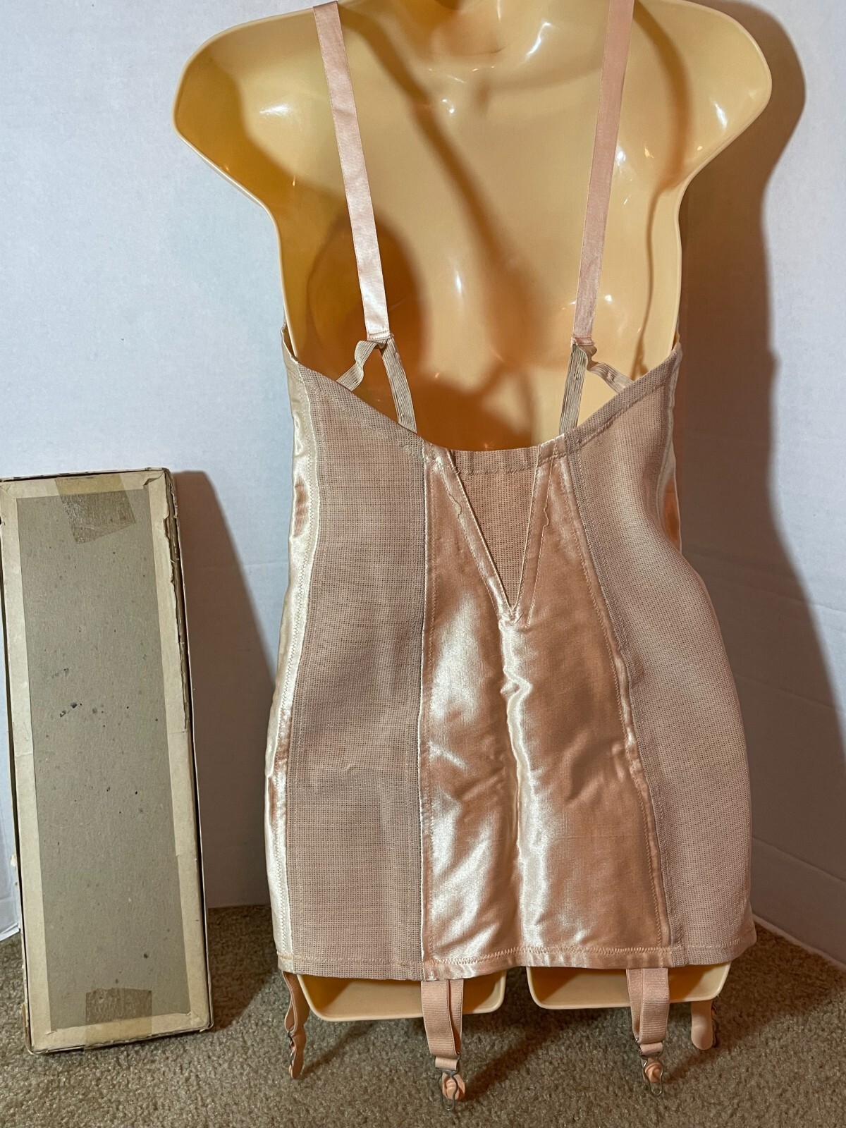 RARE NIB Vtg Satin CORSELETTE 6 Garters Open Bottom Girdle Corset Peach 33 Rayon