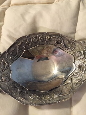 VINTAGE SILVERSMITHS SILVER PLATE TWO HANDLED FLORAL METAL BOWL DISH