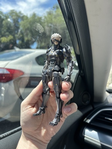Revoltech Yamaguchi METAL GEAR RISING REVENGEANCE RAIDEN