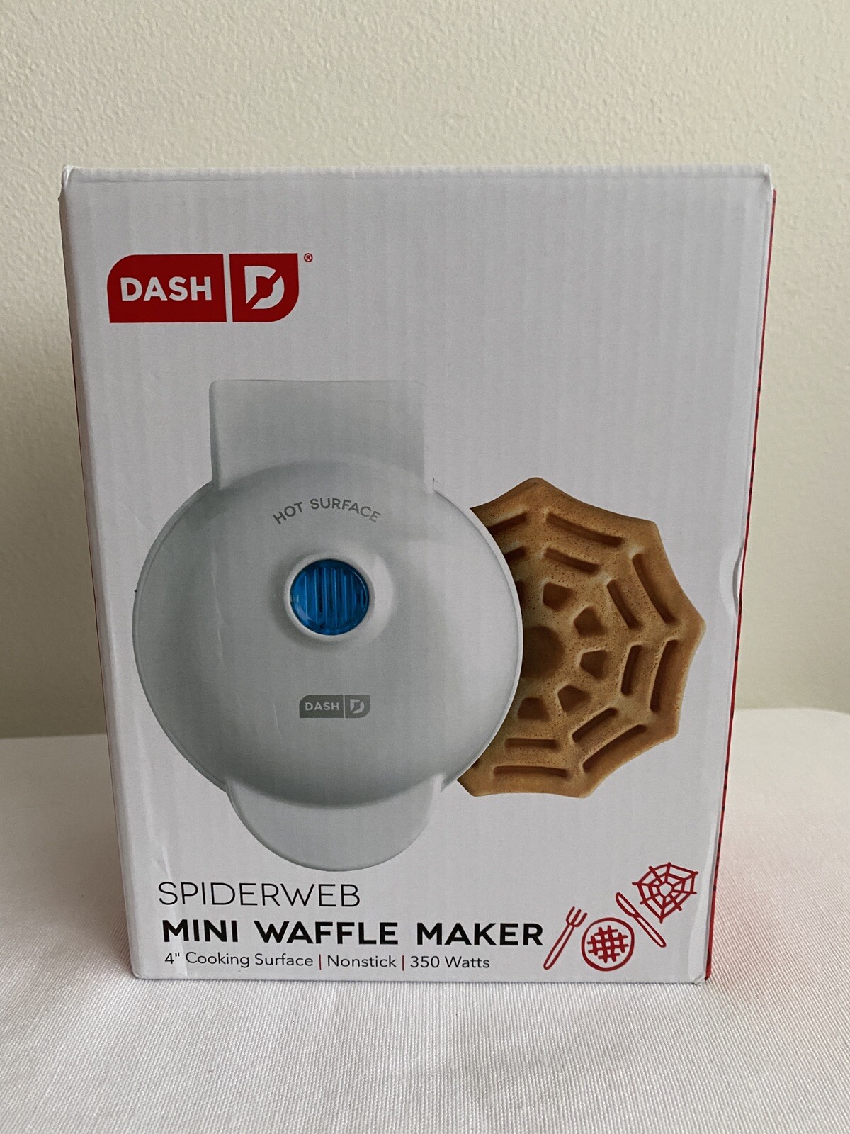 dash mini waffle maker white