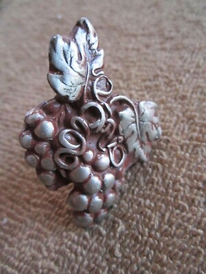 ANNE AT HOME GRAPE CLUSTER PEWTER / CHERRY WASH CABINET DOOR DRAWER PULL KNOB