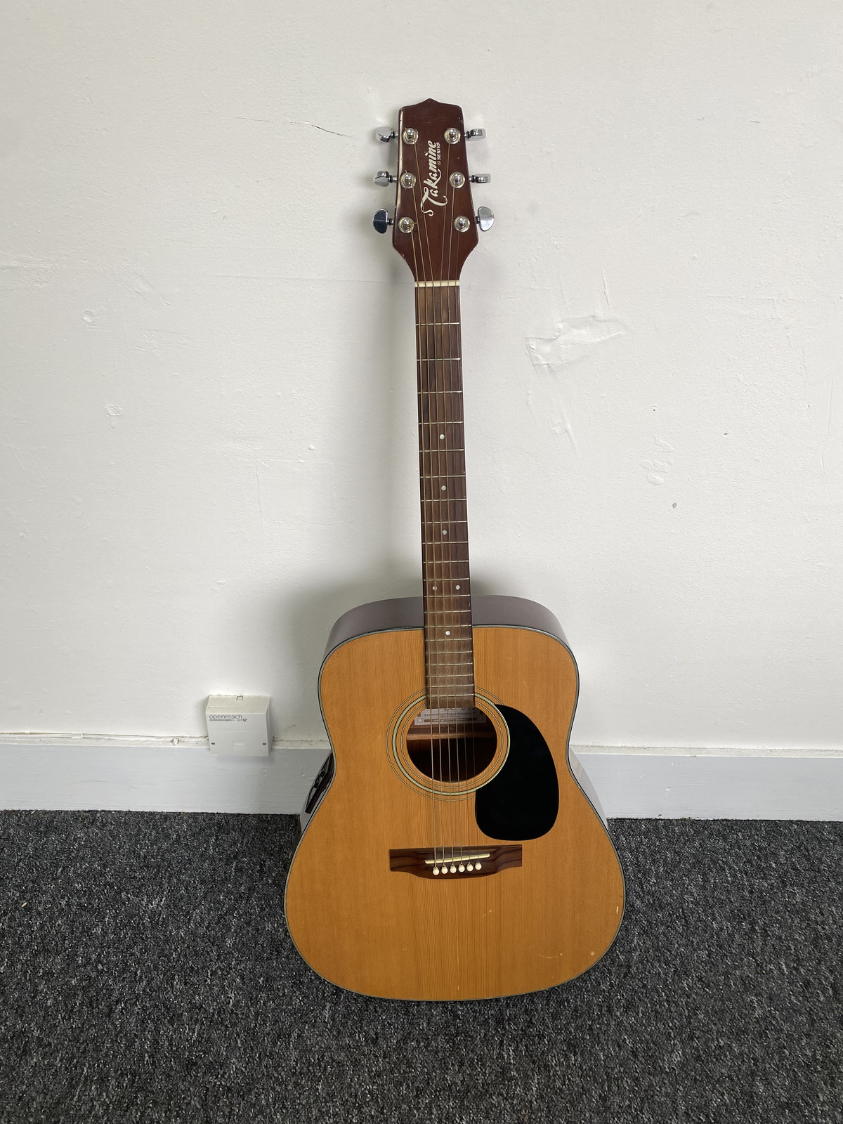 Takamine Electro Acoustic Guitar EG240 *FAST SHIPPING*