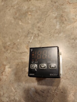 OMRON E5CSV-Q1T-F TEMPERATURE CONTROLLER
