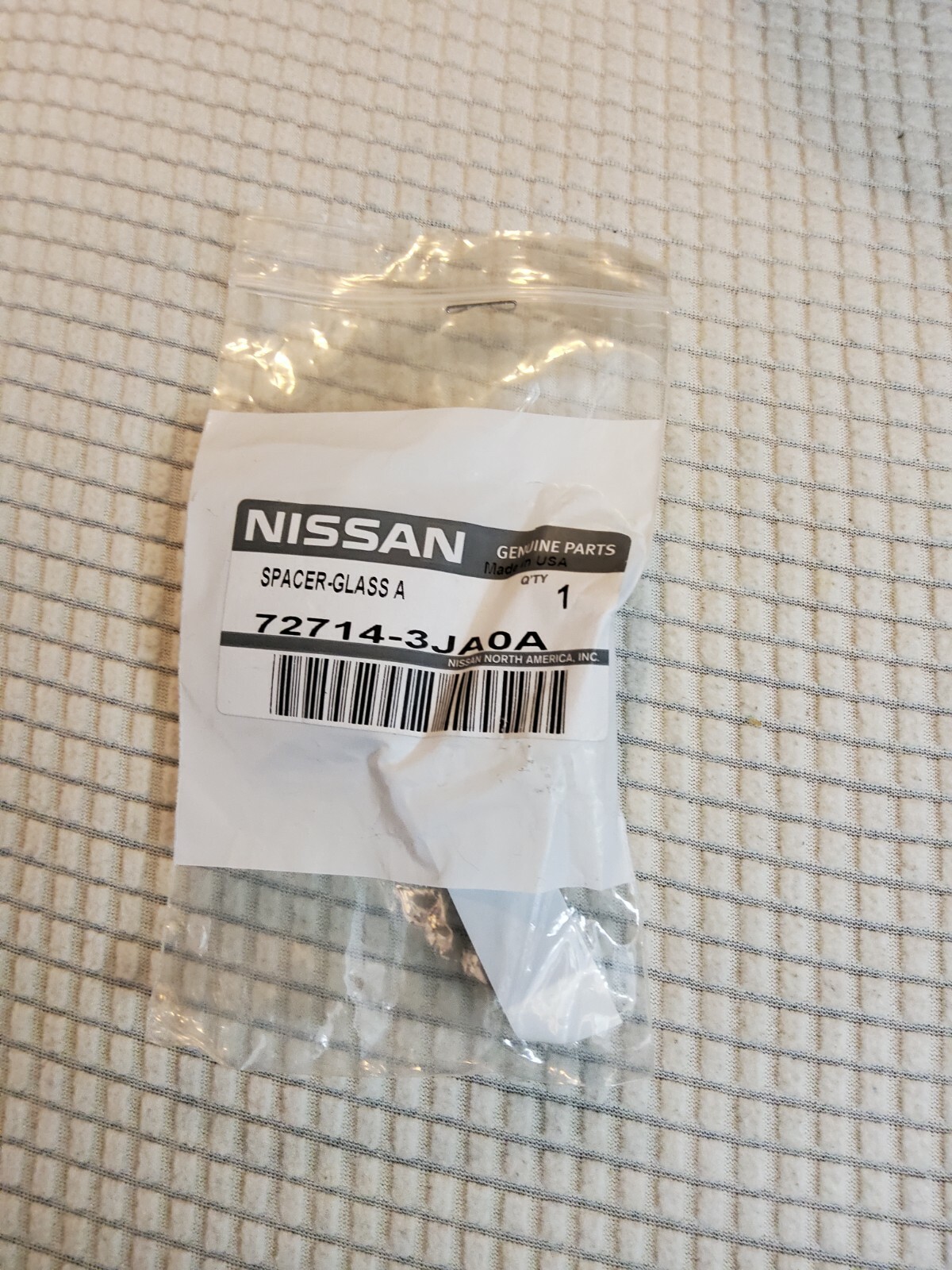 New Genuine Nissan Spacer-Glass A 727143JA0A / 72714-3JA0A
