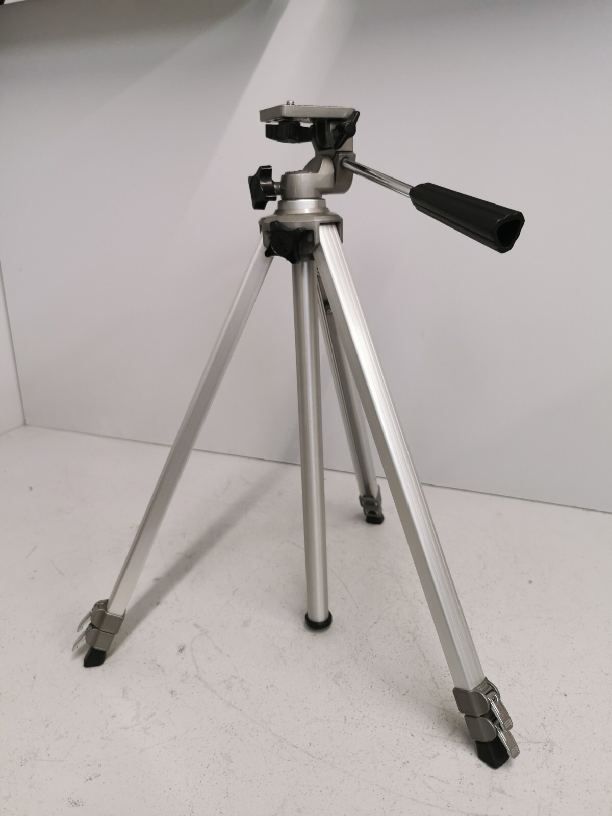 Velbon Camera Tripod HE-3 Boxed Velbon Camera Tripod HE-3 Boxed