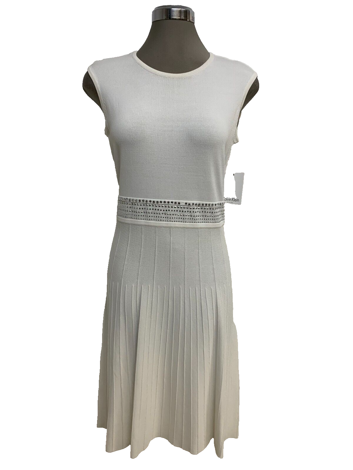 НОВОЕ элегантное белое платье-свитер Calvin Klein с заклепками на талии и расклешенными рукавами, размер S