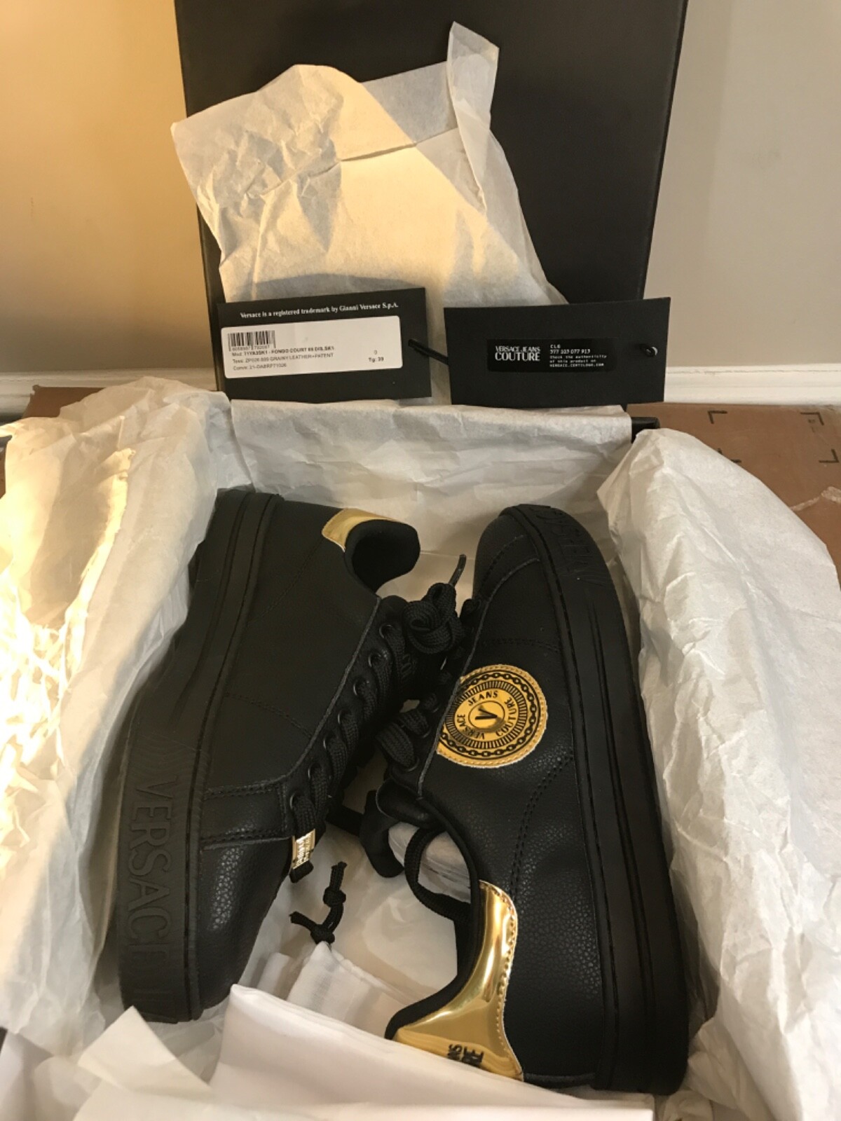 スニーカー VERSACE JEANS COUTURE Men Sneakers Gold 77YA3SK1ZP332 G89 V-Emblem Court 88 Sneakers | VERSACE