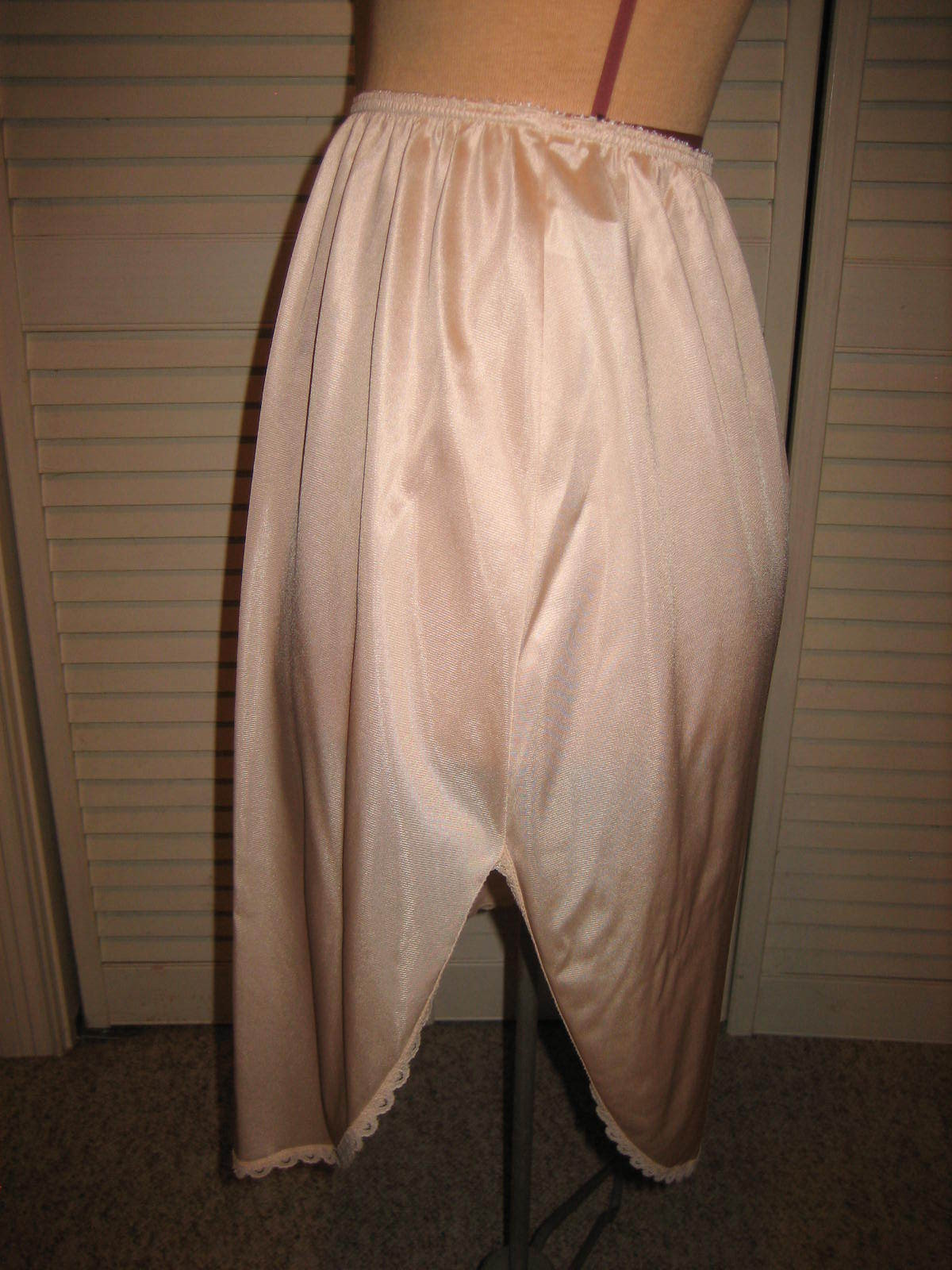 WARNER'S Beige Nylon Half Slip, Touch Of Lace, Side Slit - Style 55308  - Size L