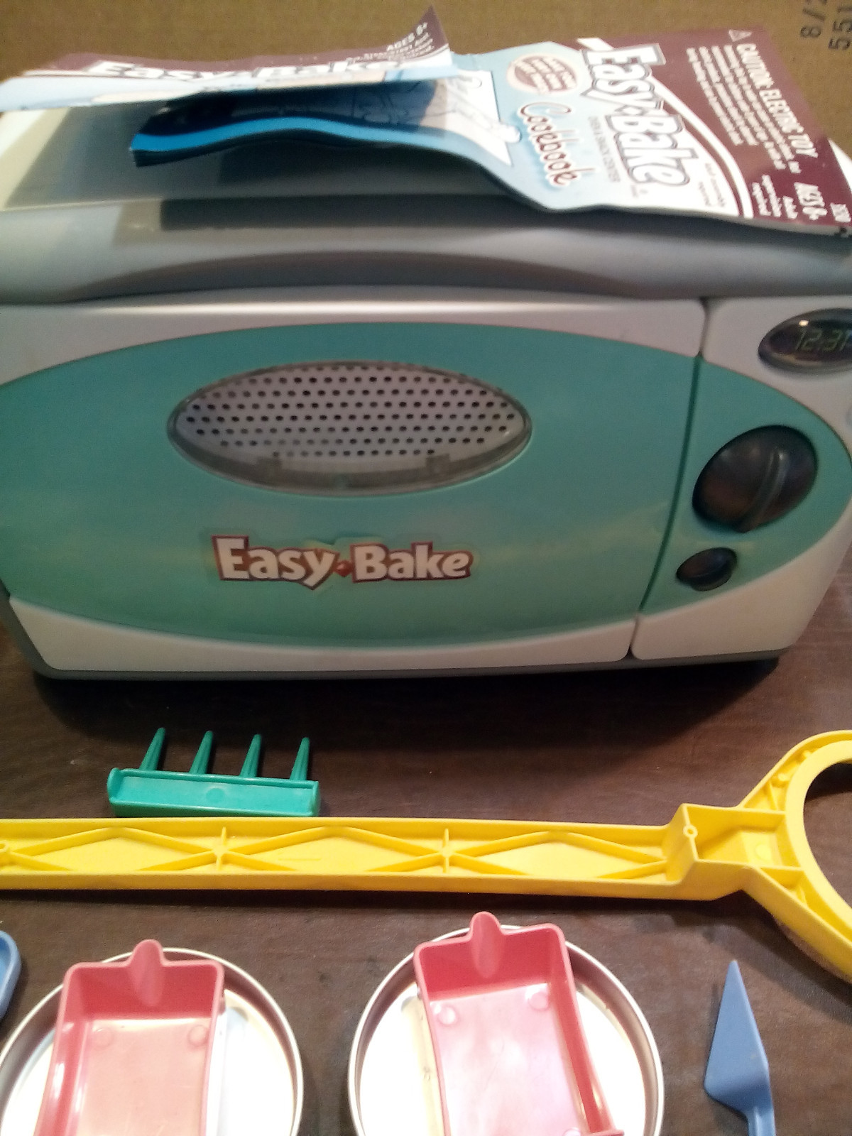 VINTAGE EASY BAKE OVEN AND SNACK CENTER MODEL# 35230