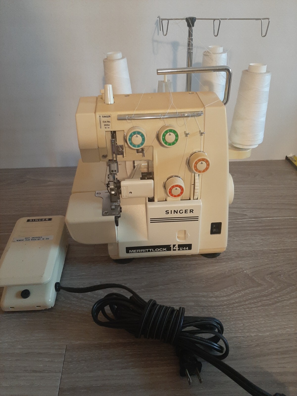 Singer Merrittlock 14U44B Serger Sewing Machine w/ Pedal