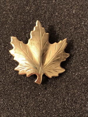 Vintage Small Gold Tone Maple Leaf Shaped Brooch Pin
