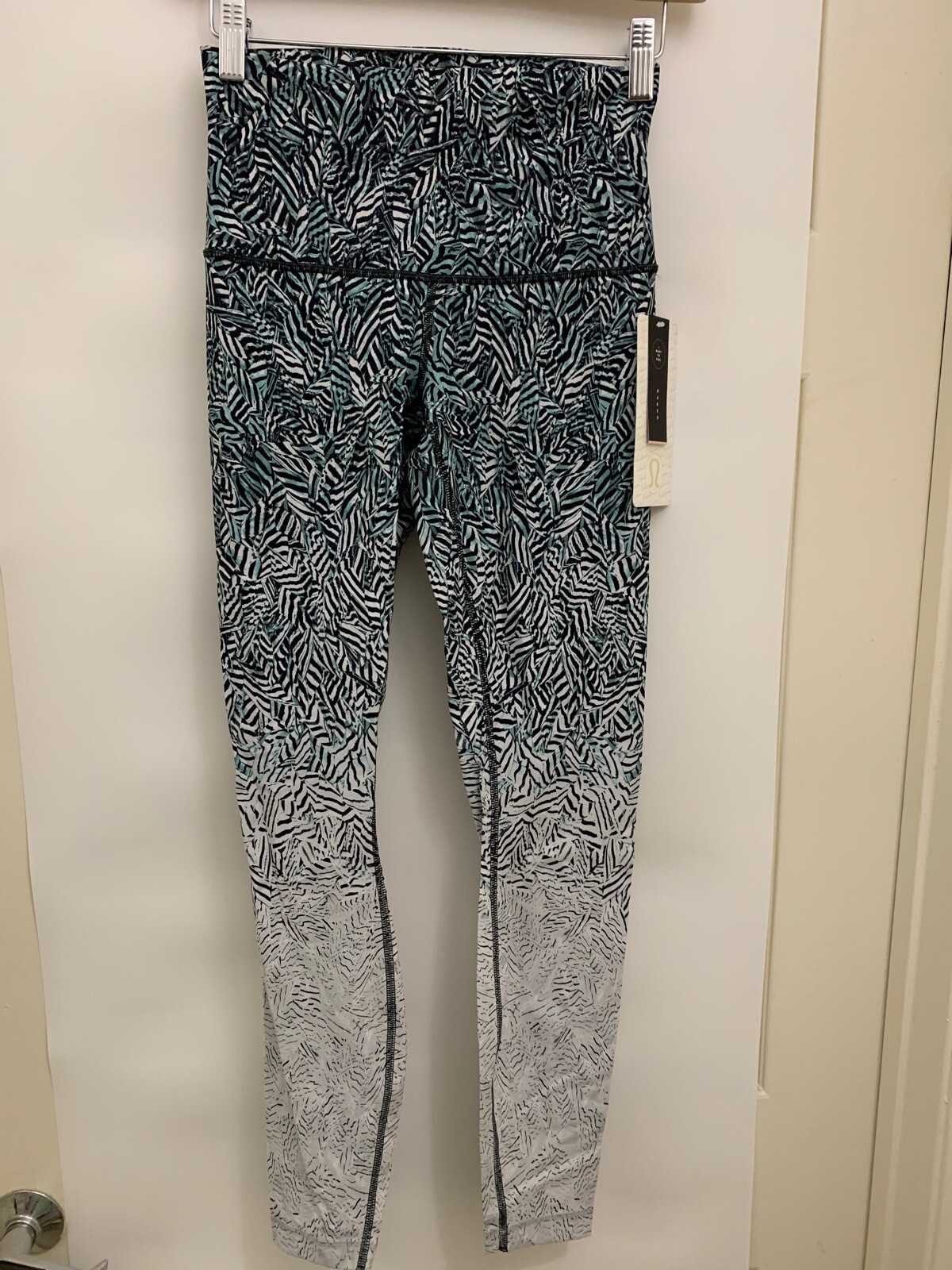 Hi-Rise NWT Size 6 DAZW Nulux Yoga 