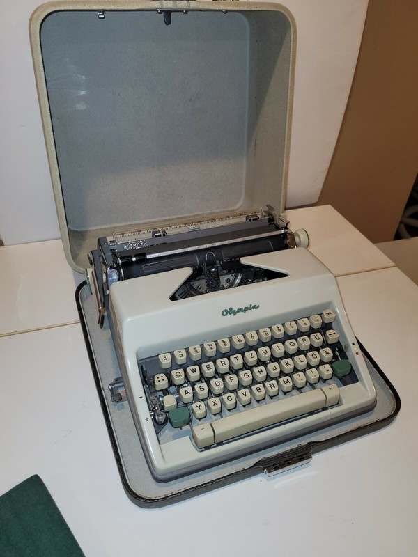 Olympia typewriter photos of Olympia SM9 by year then serial number by date