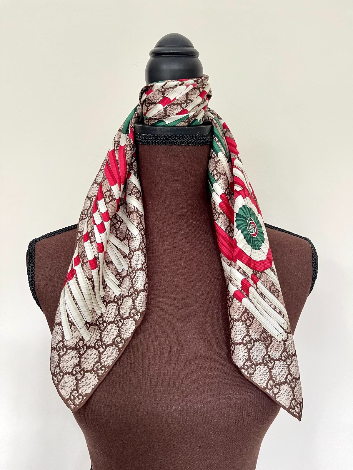 Gucci★素敵！Beige Monogram Logo Print Red Flower Scarf Gucci☆素敵！Beige Monogram Logo Print Red Flower Scarf
