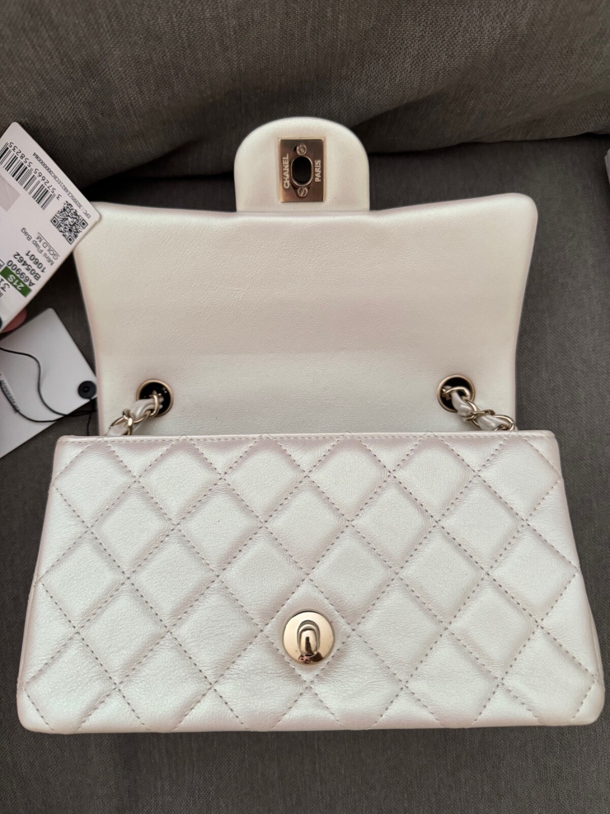 CHANEL ホワイト ミニバッグ Clutch with chain - グレインド シャイニー カーフスキン