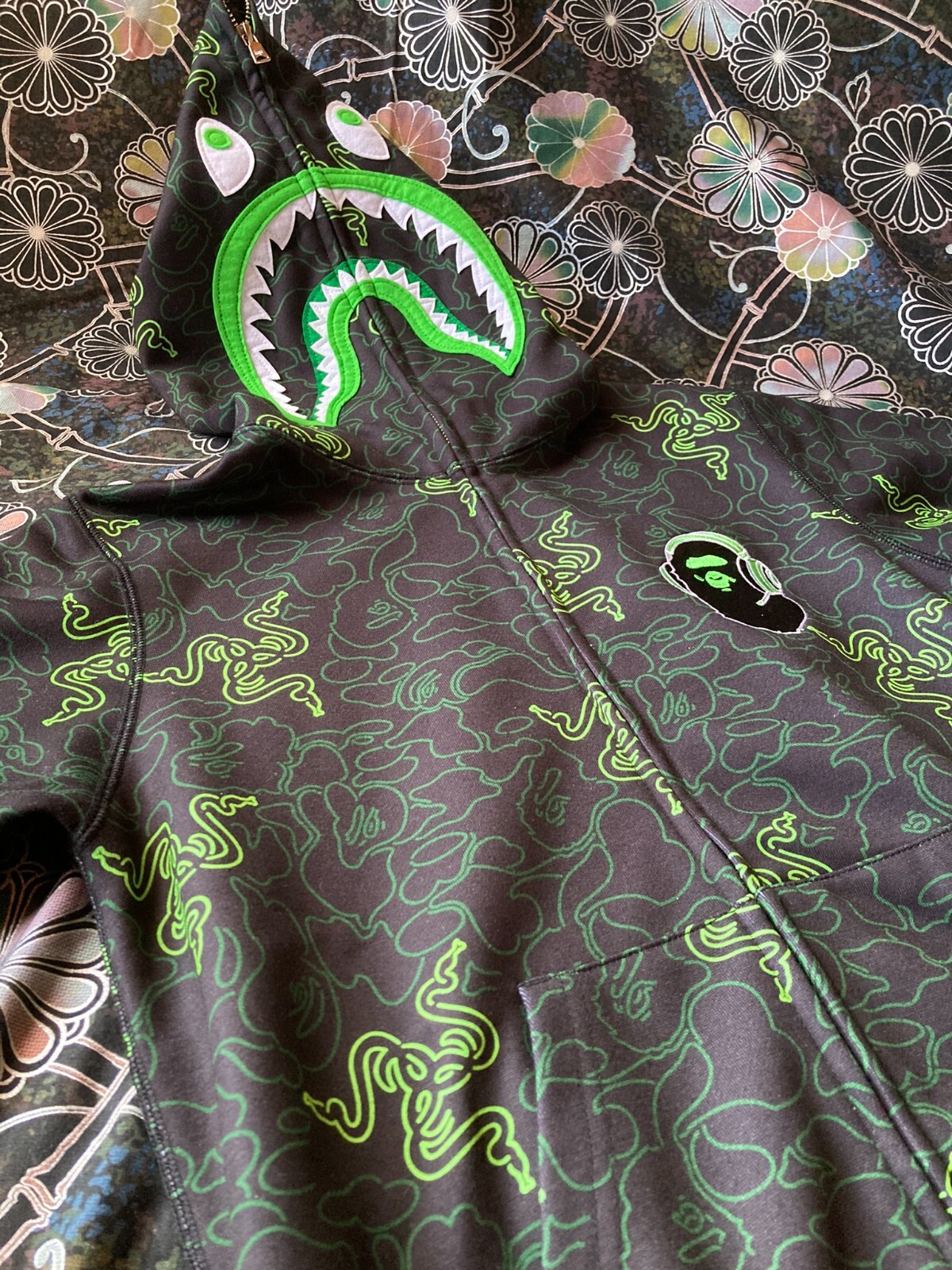 A BATHING APE A BATHING APE X RAZER NEON CAMO SHARK FULL ZIP HOODIE "GREEN" SIZE 2XL BAPE
