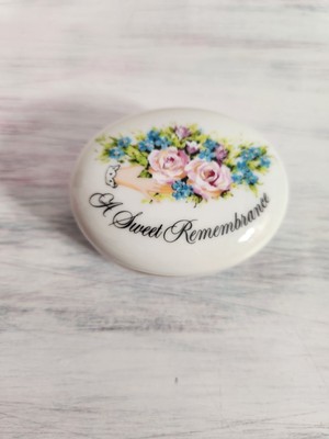 Avon A Sweet Remembrance Oval Trinket Box Vintage 1982