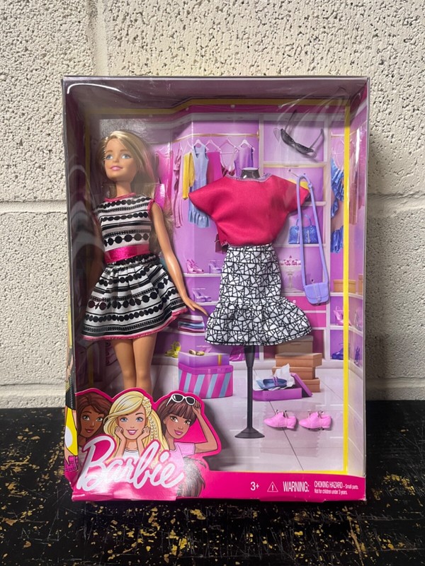 2017 Barbie Fashionistas Doll & Fashions FFF59 NEW DAMAGED PACKAGING