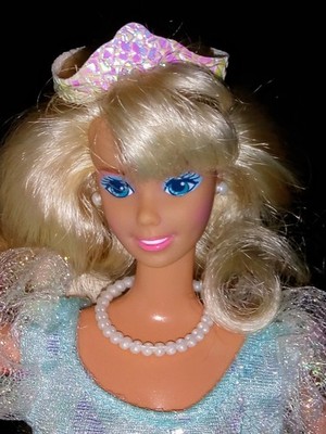 スポーツ Barbie SpecialEdition Barbie Winter Sport Bend and Move Body Doll with Skis and