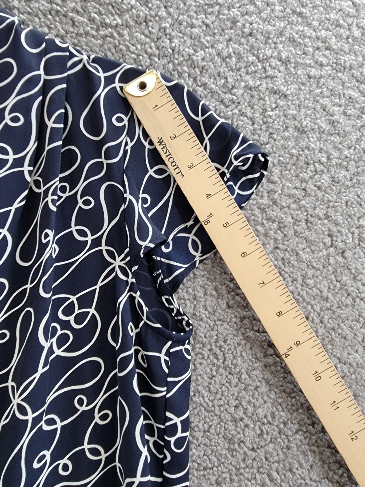 T Tahari Printed Blouse Women's XS Navy/White V-Neck Pleat Short Sleeve Pullover - Picture 5 of 16