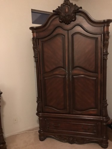 Beautiful Calif King Bedroom Set With 2 Nightstands and Dresser
