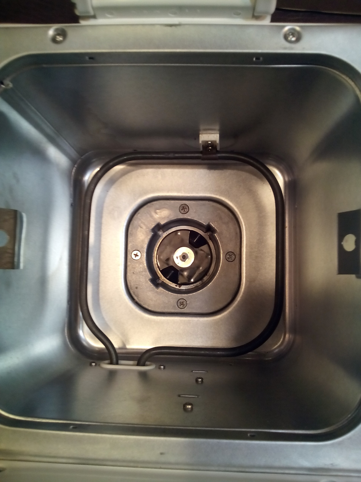 WHITE WESTINGHOUSE 1-1 1/2 LB. BREAD MACHINE MODEL WTR4400