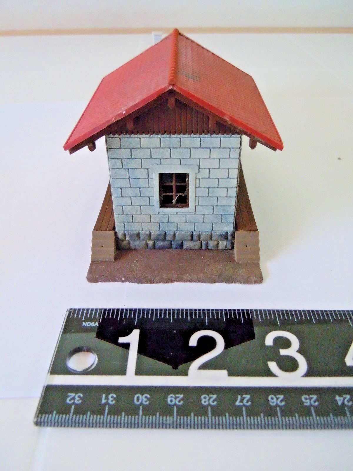 HO Scale, Unbranded, Maintenance Building  & 7 Cars, Pre-Owned ~ Inventory #1503