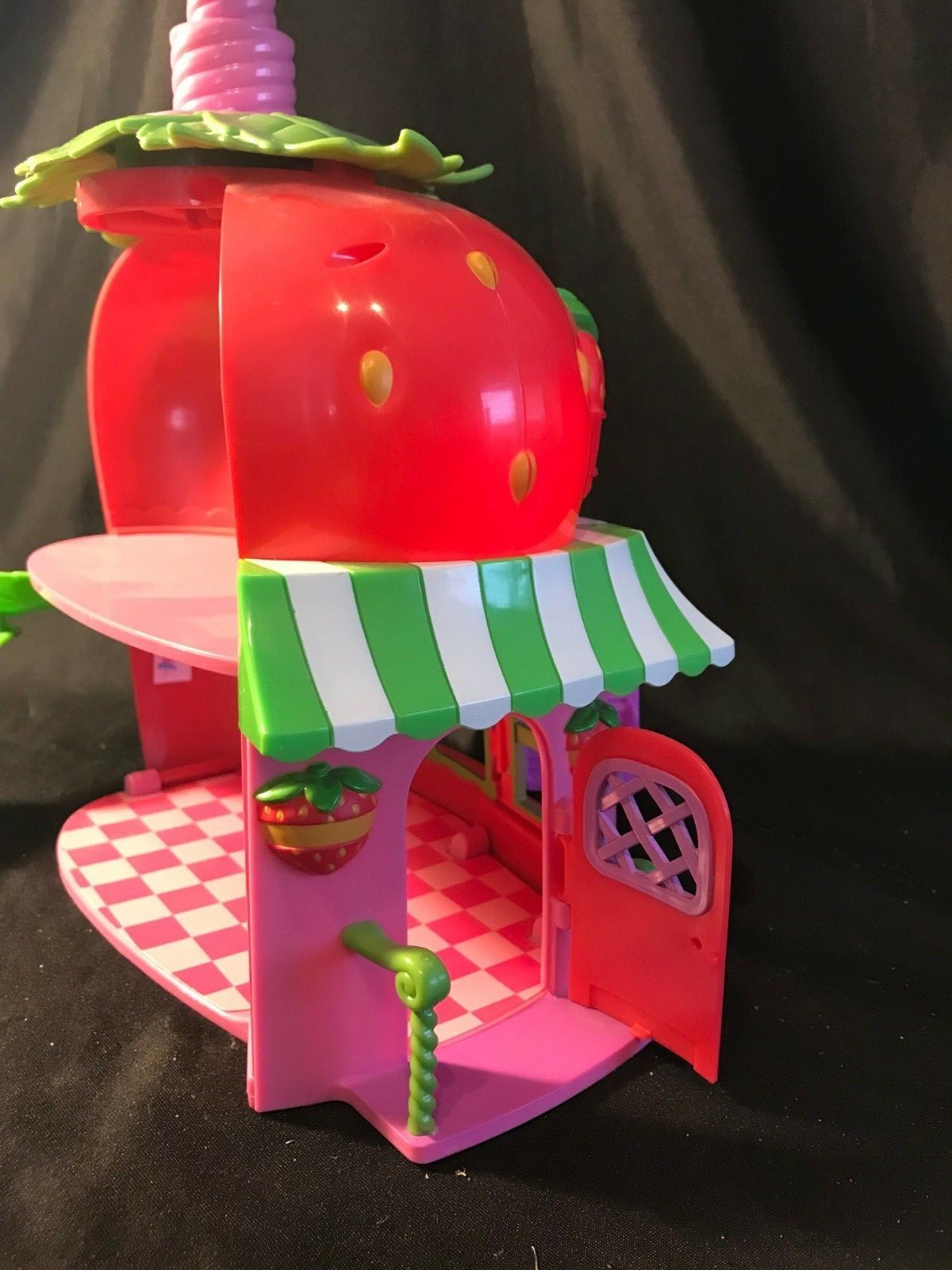 Strawberry Shortcake Berry Bitty Café with Swirling Bird
