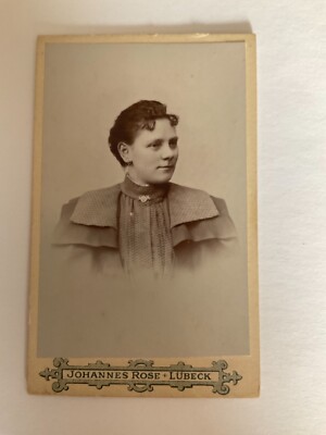 M54-  CDV Damenporträt, Brosche  Lübeck um 1900