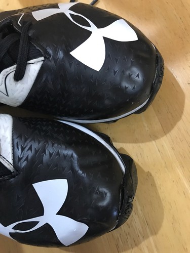 Under Armour Men’s 10 Football Cleats ~ Clutchfit ~ Black/white GUC Awesome!