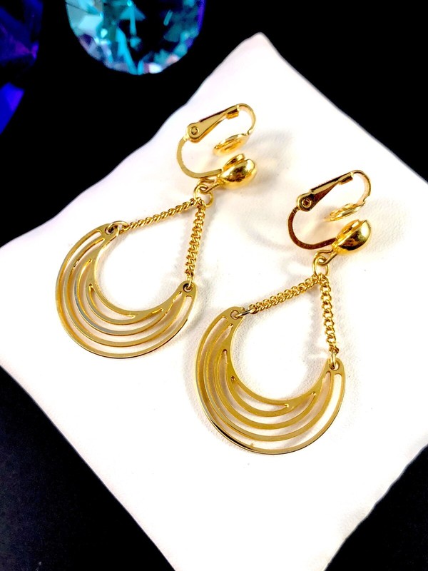 how do clip on earrings work