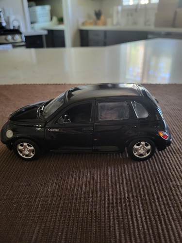 Maisto Chrysler PT cruiser 1:24 Die Cast Metal Model Kit NIB