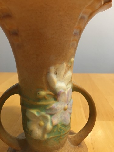 Roseville Pottery tan cosmos flowers vase. Good condition. Small chip on edge.