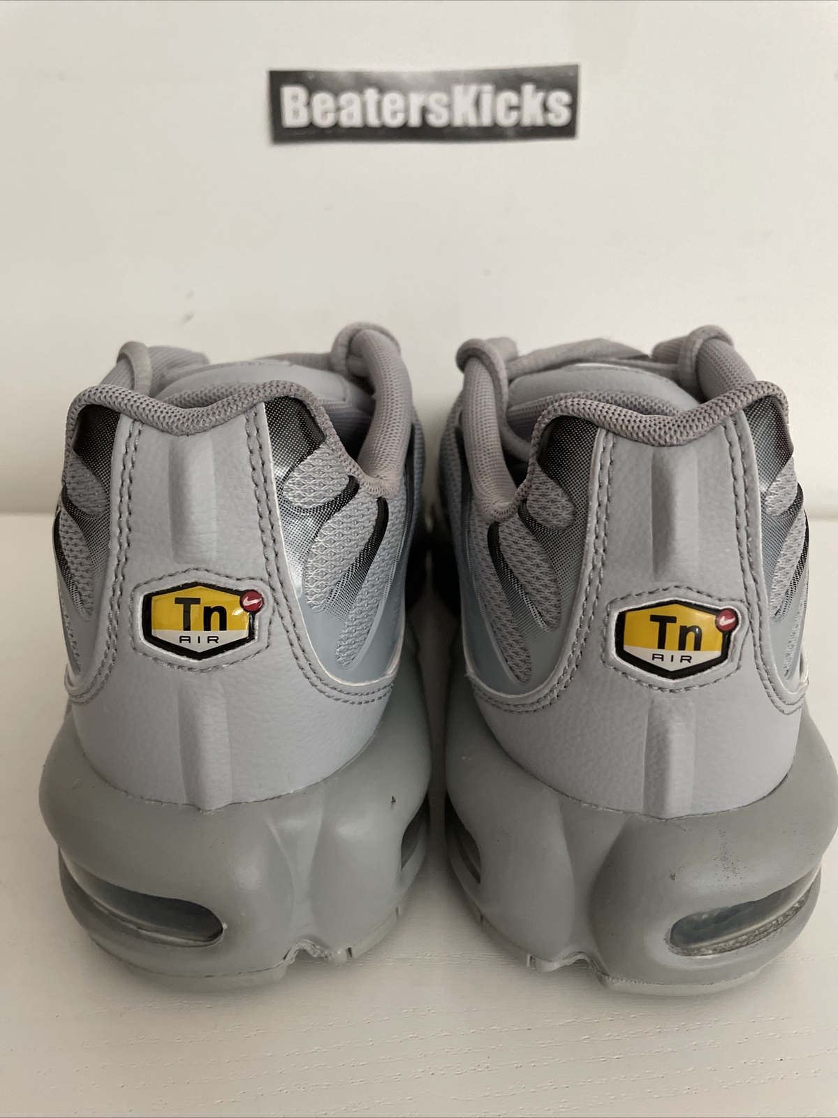 grey air max plus tn