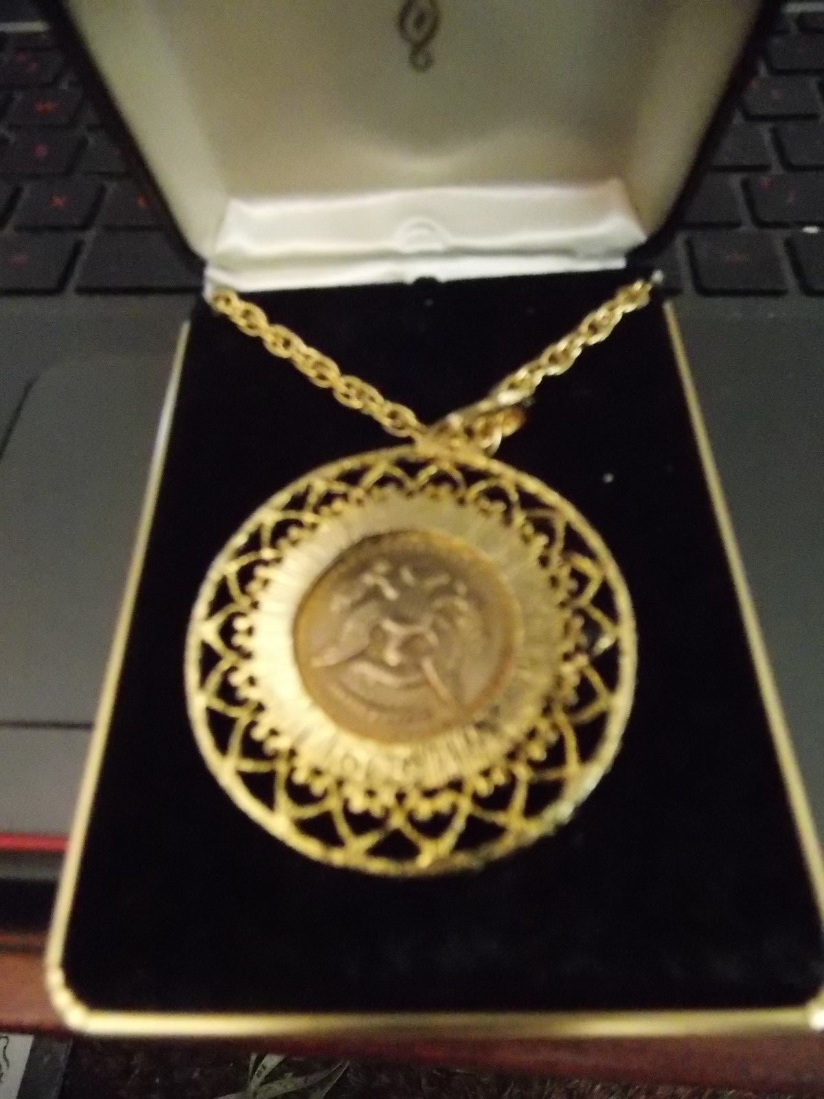 1974 Kennedy 1/2 Dollar Coin Necklace22 Inch Rope Goldtone Chain
