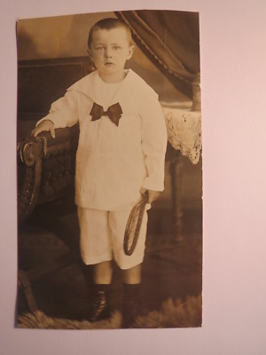 stehender kleiner Junge mit Schläger in der Hand - Kulisse / Foto