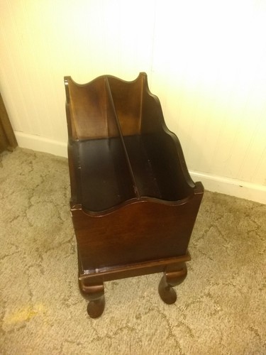 VINTAGE 1992 BOMBAY WOODEN MAGAZINE RACK MAHOGANY NEWSPAPER STORAGE STAND