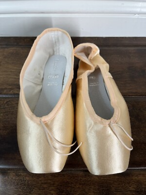 Freed of London Adult Studios  2 pointe shoes in Pink US Size 7.5 EE