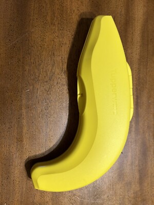 Yellow Tupperware Banana Storage Container Keeper  6167A-1 Fruit Shape