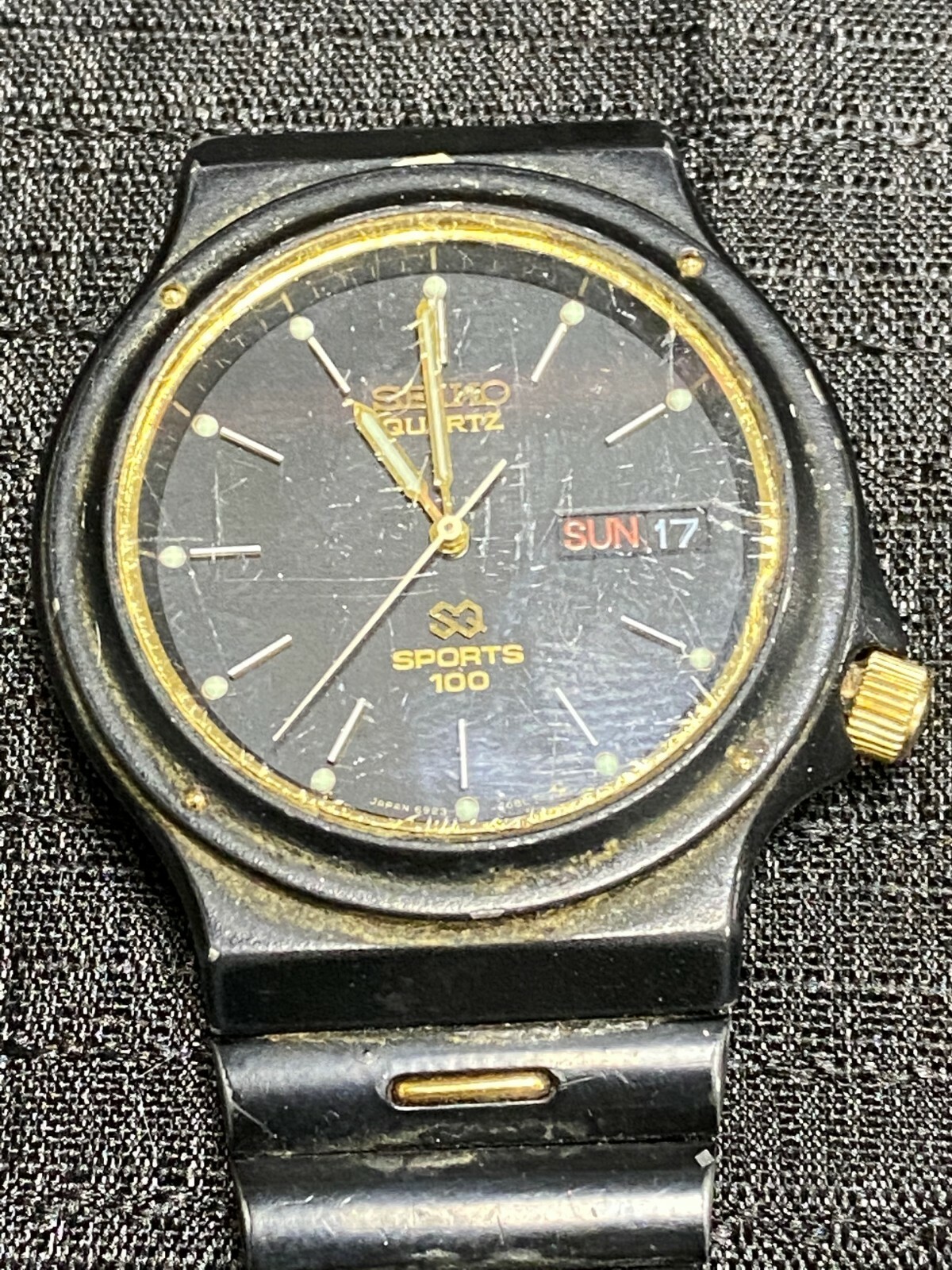 Vintage Seiko Quartz Sports 100 Black and Gold Men's Watch Vintage Seiko Quartz Sports 100 Black and Gold Men's Watch