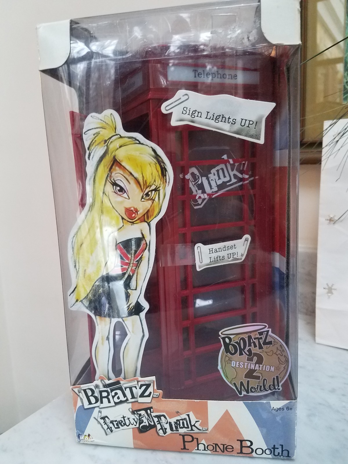 Bratz World Pretty N Punk Phone Light Up Red Telephone Booth