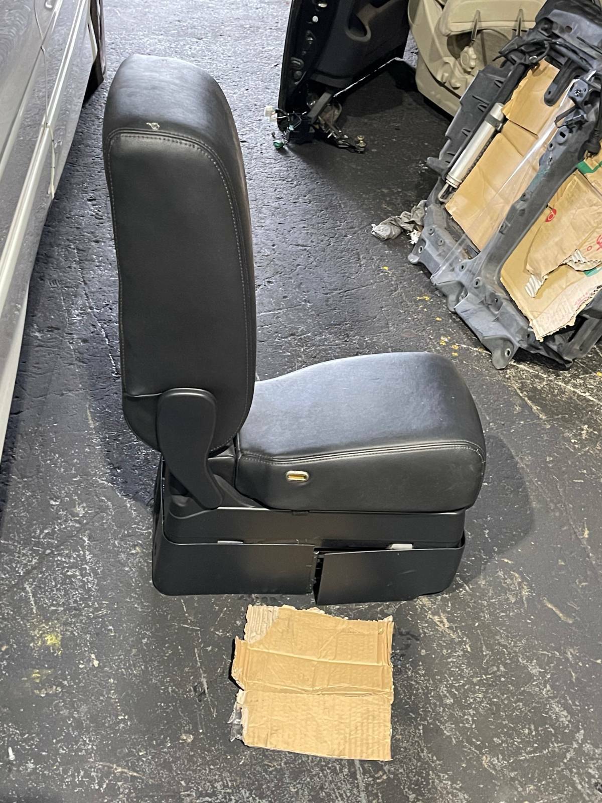 Nissan Elgrand E51 2005 highwaystar second row middle seat - thumbnail 3